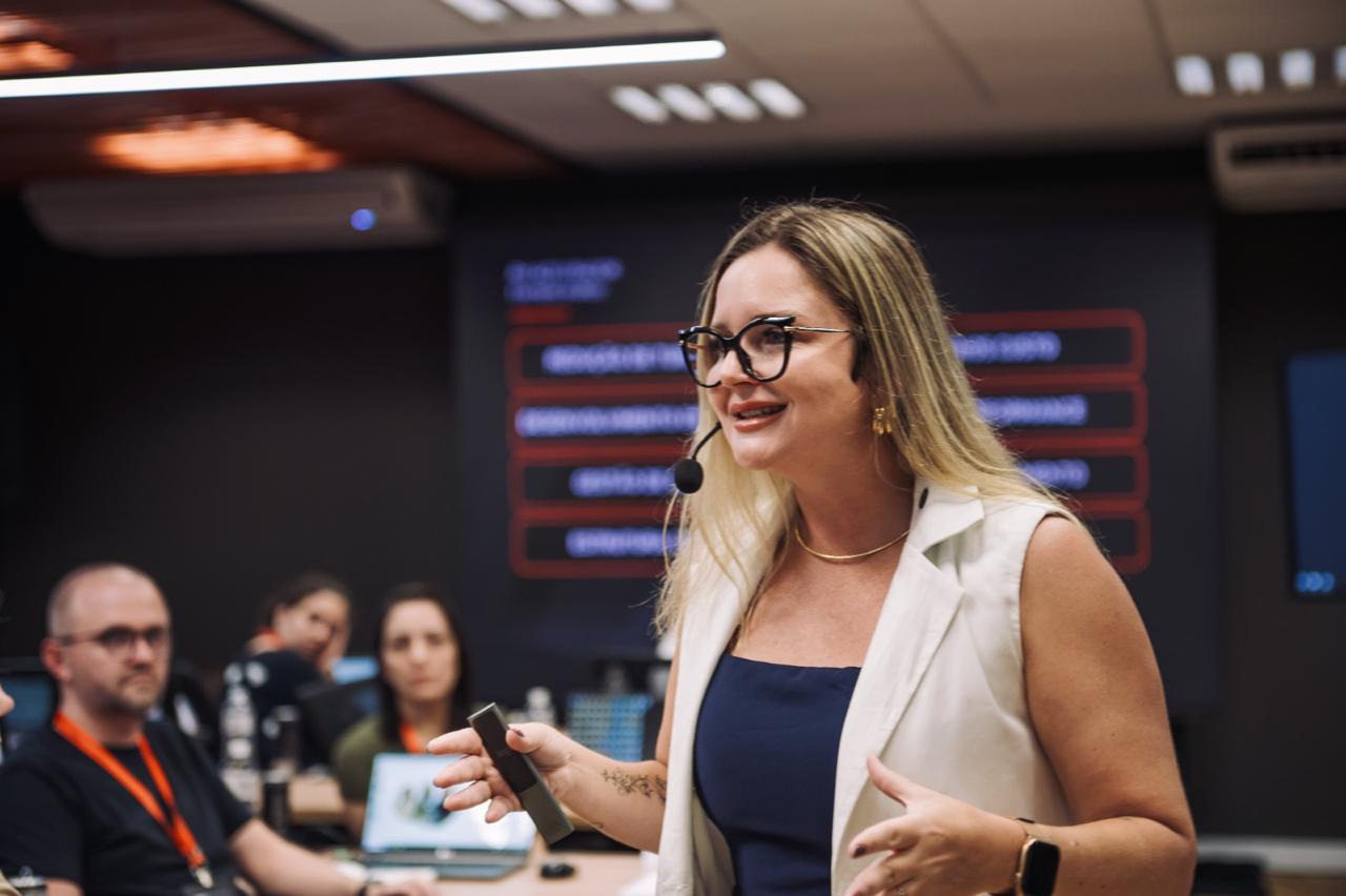 Lidiane Delcastanher palestrando para uma turma