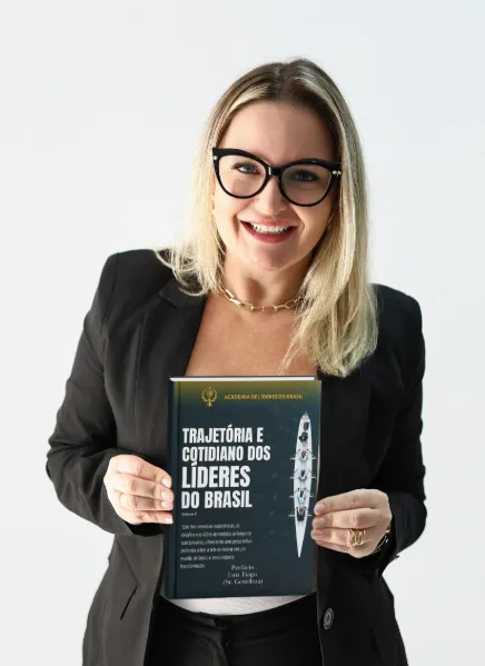 Lidiane Delcastanher segurando a 2ª edição do livro Trajetória e Cotidiano dos Líderes do Brasil